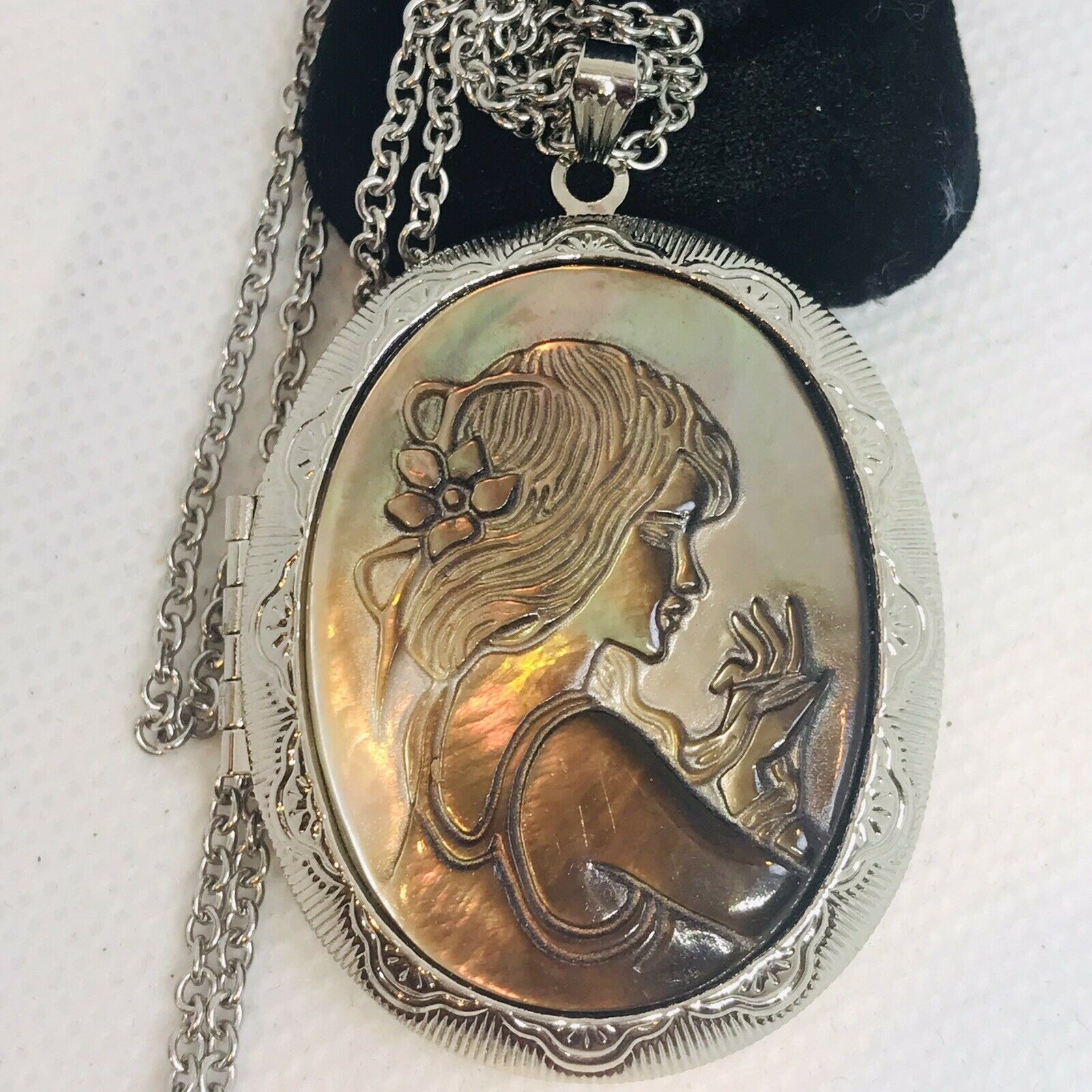 Lovely Silver Tone Mother Of Pearl Abalone Shell Cameo Locket Pendant Necklace